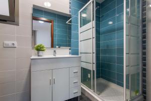 a bathroom with a sink and a shower at Apartamento Rolycar 204 in Icod de los Vinos