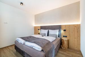 a bedroom with a large bed in a room at Paflur Lodges Abendrot in Lasa