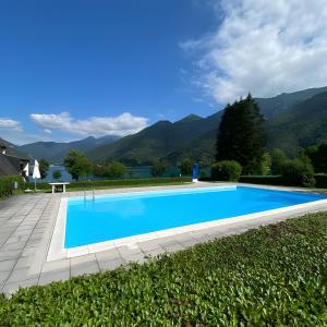 a swimming pool with mountains in the background at di Pastei 13 in Ledro