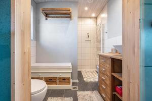 a bathroom with a toilet and a sink at Ferien mit Hund Blomberg Ostfriesl in Blomberg +14 photos