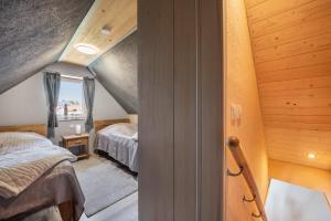 a bedroom with two beds and a window in a room at Ferien mit Hund Blomberg Ostfriesl in Blomberg