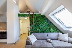 a living room with a couch and a green wall at Hue Space Air in Kassel +13 photos