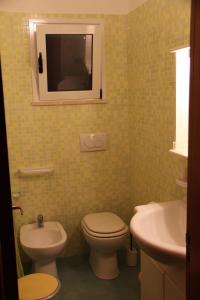 トッレ・ラピッロにあるVilla Rosariaのバスルーム(トイレ、洗面台付)