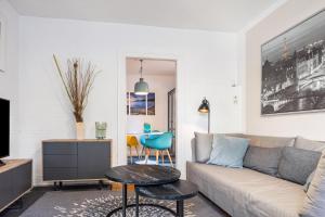 a living room with a couch and a table at Ferienwohnung Gartencity in Geesthacht