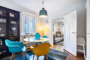 a living room with a table and chairs at Ferienwohnung Gartencity in Geesthacht