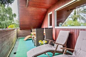 a patio with chairs and a table and a window at Ferienwohnung Klee in Fedderwarden