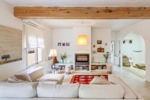 a living room with a white couch and a fireplace at Casa De La Mar 19 in Colonia de Sant Pere