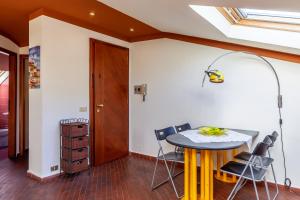 a dining room with a table and chairs at Loft parallela lungomare posto auto in Viareggio
