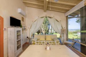 a living room with a couch and a table at San Giovanni Residence in Peccioli