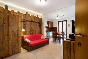 a living room with a red couch and a kitchen at Verger Plein Soleil di Piero in Saint-Pierre