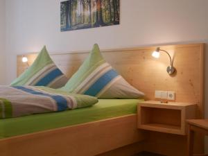 ein Schlafzimmer mit einem Bett und zwei Kissen darauf in der Unterkunft Ferienwohnung Eulennest in Wolfach + 17 Fotos