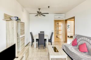 a living room with a table and a couch at Riells Platja in L'Escala