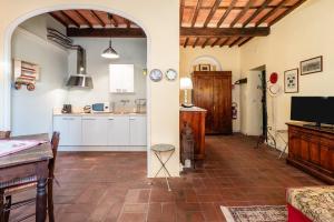 a living room with a kitchen and a table at Atelier Lucca Centro in Lucca