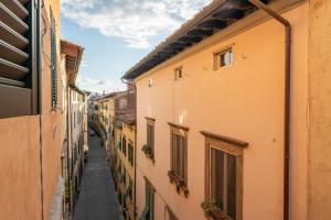 an alley way between buildings in an old town at Atelier Lucca Centro in Lucca