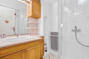 a bathroom with a sink and a shower at Gîte Le Montagn'art in Beauvezer +30 photos
