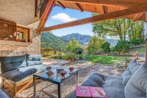 a living room with a couch and a table at Gîte Le Montagn'art in Beauvezer