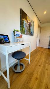 a white desk with a chair in a room at Kathi´s Allgäuliebe in Weitnau