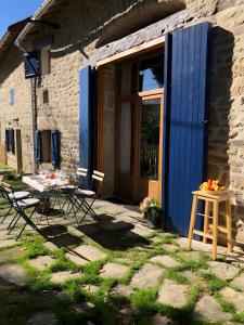 a table and chairs in front of a house at Chambre d'hôtes - Els Pomers in Soubrebost +27 photos