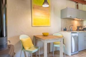 a kitchen with a table and chairs and a stove at Redonda 2 in Costitx