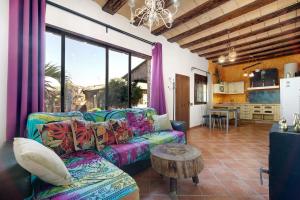 a living room with a couch and a table at Villa Indie in Chiclana de la Frontera