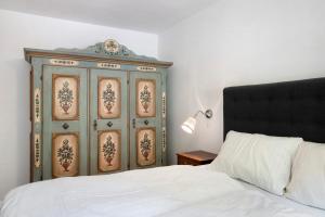 a bedroom with a green cabinet next to a bed at Panorama Apartment Todtmoos in Todtmoos