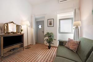 a living room with a couch and a television at Casa Doce in Silves