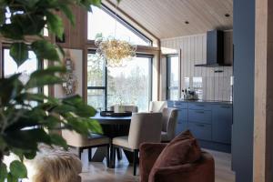 a kitchen and dining room with a table and chairs at Beitostølens smørblomst in Beitostøl