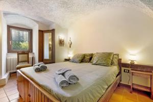 a bedroom with a bed with towels on it at Antico Casolare di Alice in Cares