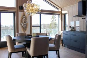 a kitchen and dining room with a table and chairs at Beitostølens smørblomst in Beitostøl
