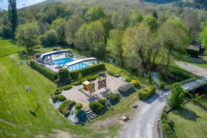 an aerial view of a house with a swimming pool at Mobilhome Calvi 15 Climatisé in Bouzic