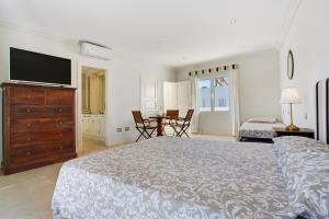 a bedroom with a bed and a flat screen tv at Preciosa Casa En Lanzarote in Tahiche