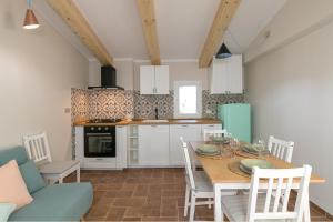 a kitchen and dining room with a table and chairs at Al posto giusto -appartamento Gioia in Riotorto