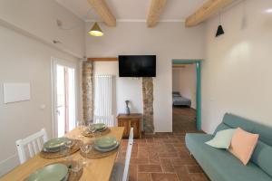 a living room with a table and a blue couch at Al posto giusto -appartamento Gioia in Riotorto