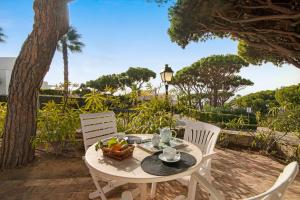 a white table with a basket of fruit on it at Villa Apple in Vale do Lobo