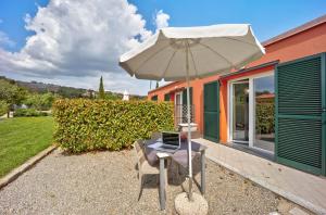 a laptop sitting on a table with an umbrella at Appartamento Monolocale Rebi in Imperia