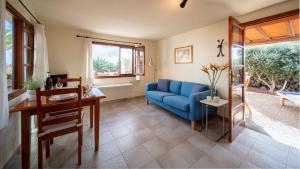 a living room with a blue couch and a table at Casa Margarita 3 in Mala