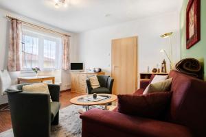 a living room with two couches and a table at Ilse - Ferienwohnungen Zinnowitz in Zinnowitz