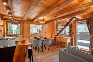 a dining room and kitchen in a log cabin at Lo Pailler de Mamma e Pappa in Valsavarenche