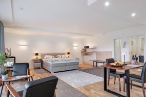 a living room with a bed and a table and chairs at Sonnige Ferienwohnung im Kinzigtal in Wolfach