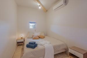 a bedroom with a bed with blue towels on it at Villa chardonnay in Pradons