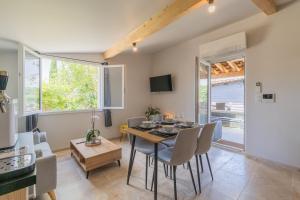 a kitchen and dining room with a table and chairs at Villa chardonnay in Pradons
