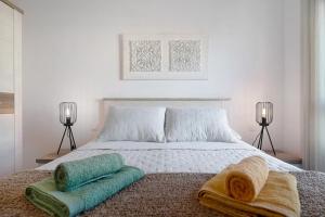 a bedroom with a bed with two towels on it at Casa Reguemar in Arrecife