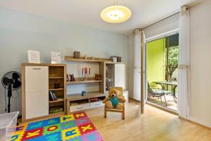 a teddy bear sitting in a chair in a room at 2 Zimmer Ferienwohnung 69 Qm in Mittenwalde