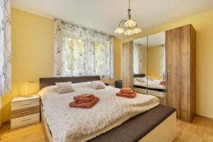 a bedroom with a bed and a mirror at 2 Zimmer Ferienwohnung 69 Qm in Mittenwalde