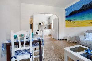 a living room with a table and a couch at Brisa marina in Morro del Jable