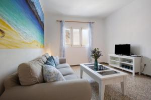 a living room with a couch and a tv at Brisa marina in Morro del Jable