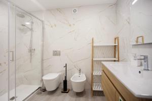 a bathroom with a shower and a toilet and a sink at T3 São Martinho do Porto in São Martinho do Porto +15 photos