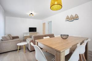 a living room with a wooden table and chairs at T3 São Martinho do Porto in São Martinho do Porto