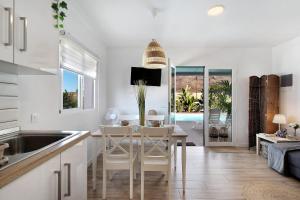 a kitchen with a table and a dining room at Villa Tino- Casa M in Los Llanos de Aridane