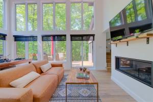 a living room with a couch and a fireplace at La Mi-Temps Spa - Relaxation & Private Spa in Pont-Rouge